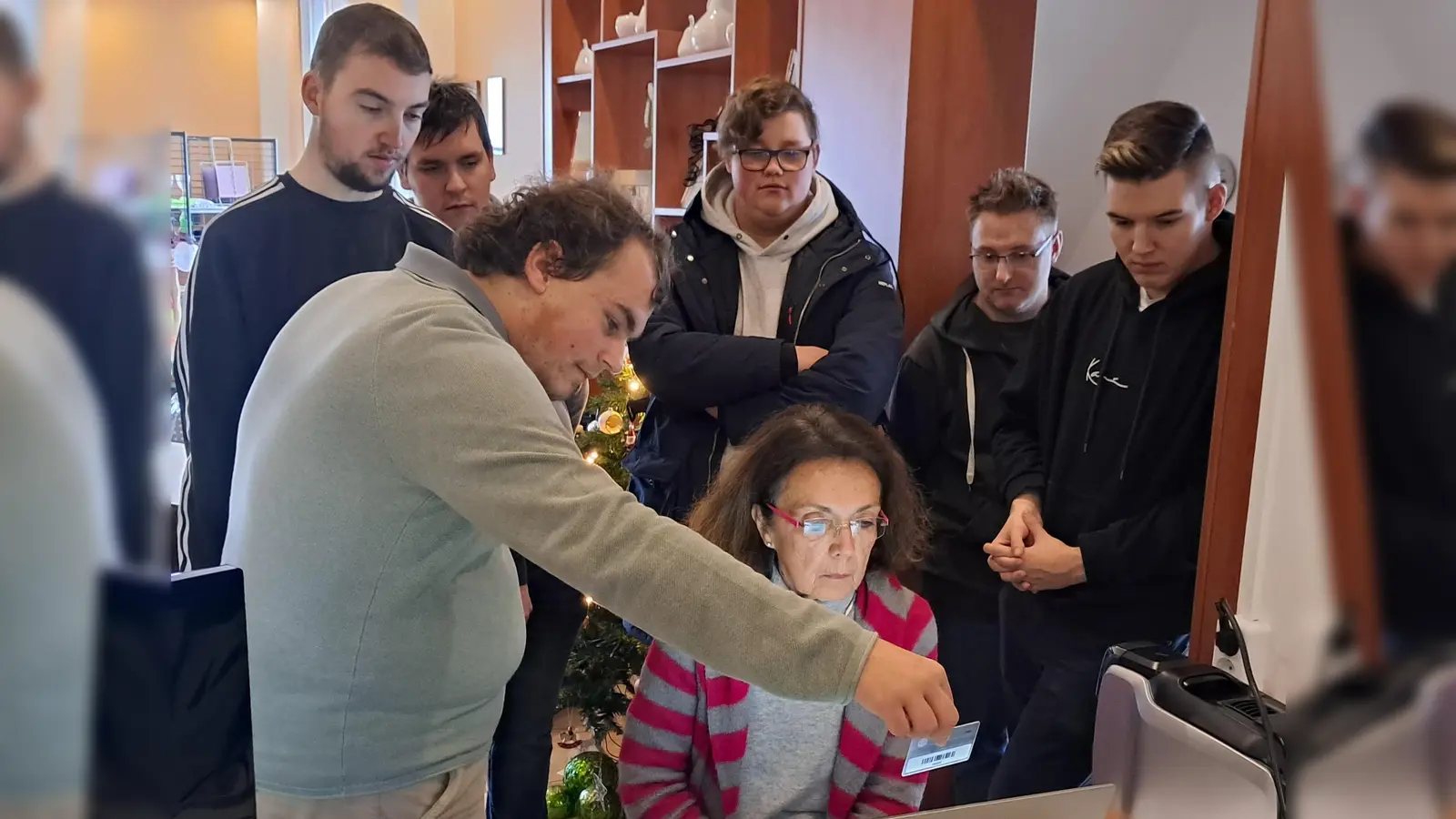 Gabrielle Neumüller-Wölfl (sitzend), die Schatzmeisterin der Mitterteicher Tafel, mit am Projekt beteiligten Schülern. (Bild: Hartmut Seidler)