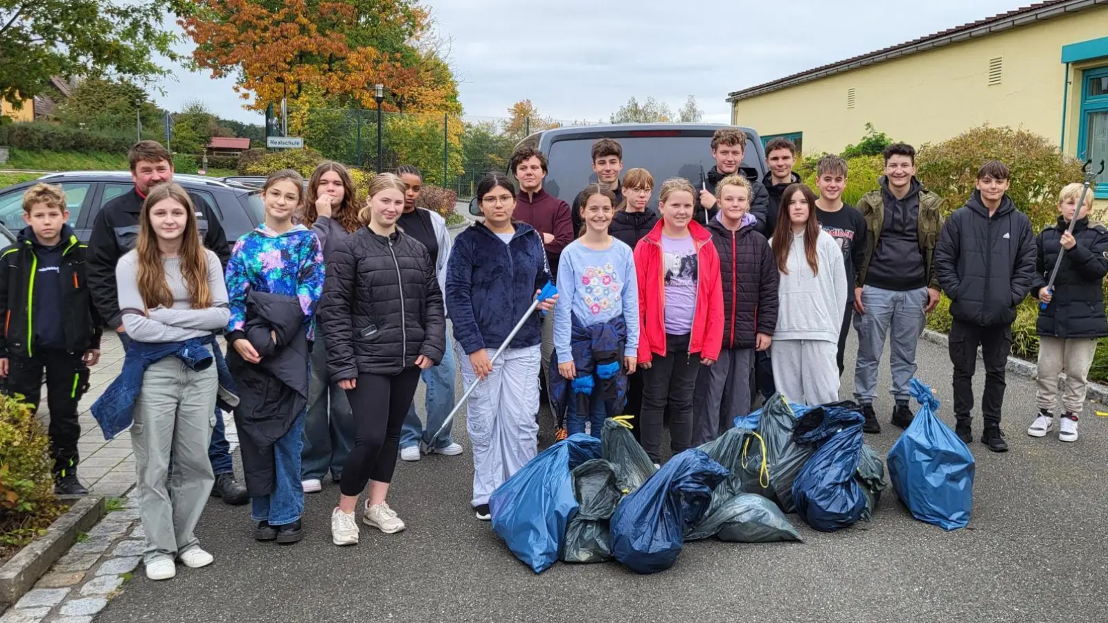 Die engagierten Müllsammler der Realschule Neunburg.  (Bild: Kerstin Kreitinger)