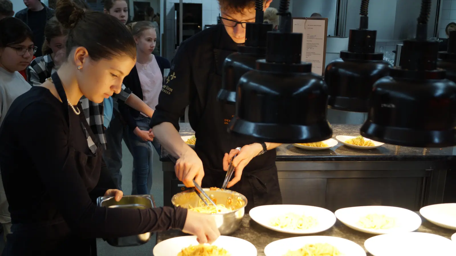 Die Schüler sind mit Freude bei der Arbeit. (Bild: Julia Lischke)