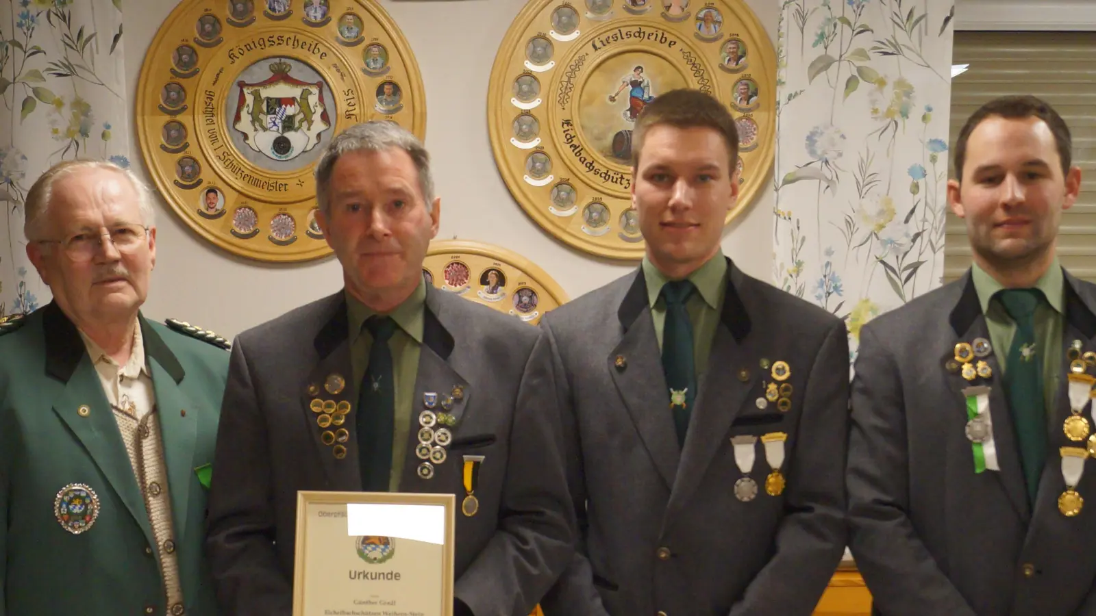 Gauschützenmeister Johann Dirrigl überreicht Günther Gradl die Verdienstauszeichnung am Band des Oberpfälzer Schützenbundes. Mit auf dem Bild: Sportleiter Stefan Gradl und Schützenmeister Matthias Reis (von links). <br> (Bild: Schlosser/exb)