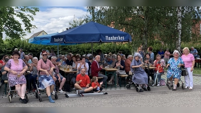 Seniorenbeauftragte Gabriele Beck und die Nabburger Faschingsgesellschaft im Hintergrund alle 120 Senioren und das gesamte Helferteam (von links).  (Bild: Silvia Beck)