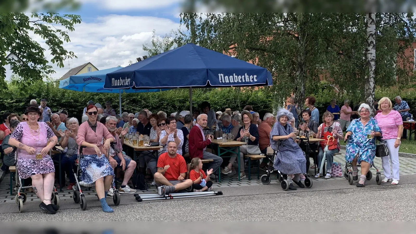 Seniorenbeauftragte Gabriele Beck und die Nabburger Faschingsgesellschaft im Hintergrund alle 120 Senioren und das gesamte Helferteam (von links).  (Bild: Silvia Beck)