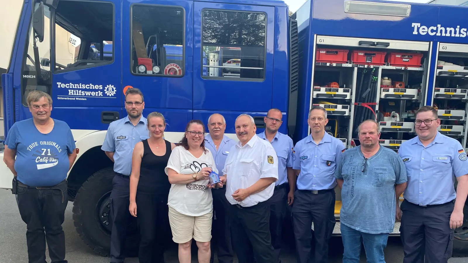 Große Freude über die Spende herrschte im THW Weiden <br>(v.l.n.r.): Gerd Reinl, Thomas Schiller, Daniela Jakob, Andrea Egner, Heiko Engelbrecht, Michael Braun, Markus Koller, Patrick Strobl, Gerd Reinl und Andreas Duschner.  (Bild: Thomas Riedl)