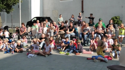 Begeisterte Zuschauer beim Märchen der Gebrüder Grimm „Das tapfere Schneiderlein”. (Bild: Christa Münster )