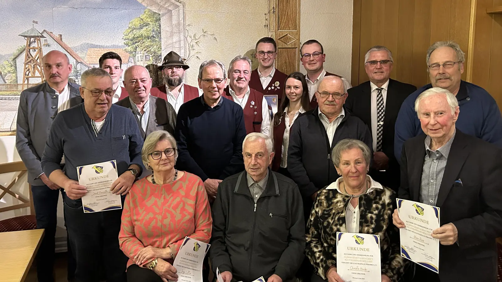 Die Geehrten zusammen mit Hubert Schleicher und Richard Tischler sowie den Vereinsvorständen der Stadtkapelle Pfreimd Bernhard Ponnath, Veronika Süß und Andre Pflaum.  (Bild: Thorsten Eckert)