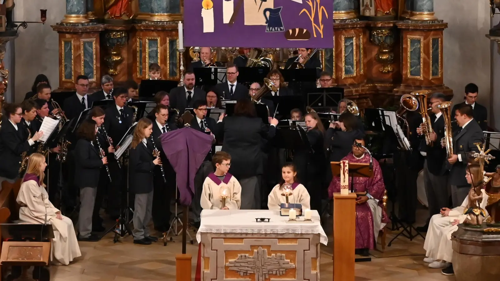 Gottesdienst für die verstorbenen Mitglieder mit rund 40 Musikern unter der Leitung von Sabine Kredler. (Bild: sak)