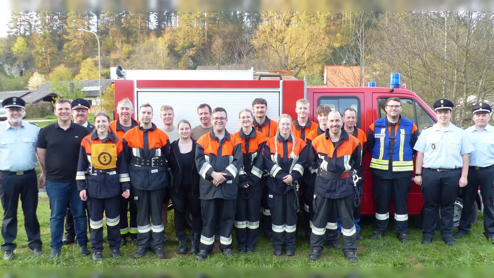 Stolz zeigen sich die zwei Löschgruppen der Feuerwehr Pfaffenhofen nach der Prüfung. Ihnen gratulieren Kreisbrandmeister Jürgen Ehrnsberger (links), Vorsitzender Stefan Kuhn (Dritter von links) sowie (von rechts) die Kreisbrandmeister Alexander Graf und Florian Schlegel. (Bild: jp)