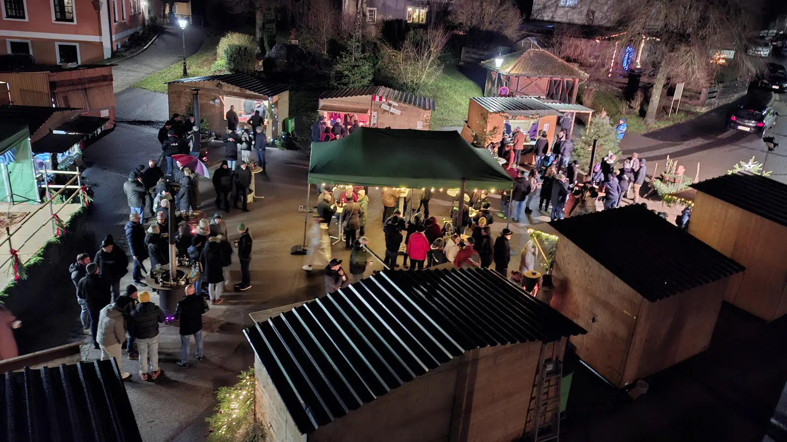 Der Ammerthaler Adventsmarkt am Dorfplatz von oben. (Bild: Maia Hofmann)