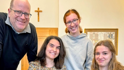 Die ungarischen Schülerinnen und ihre Gastgeber: Mária Pandula (sitzend, rechts) und Studienrat Hendrik Rosenboem, Zselyke Bíró (sitzend, links) und Franziska Grädler.<br><br> (Bild: Peter Ringeisen)