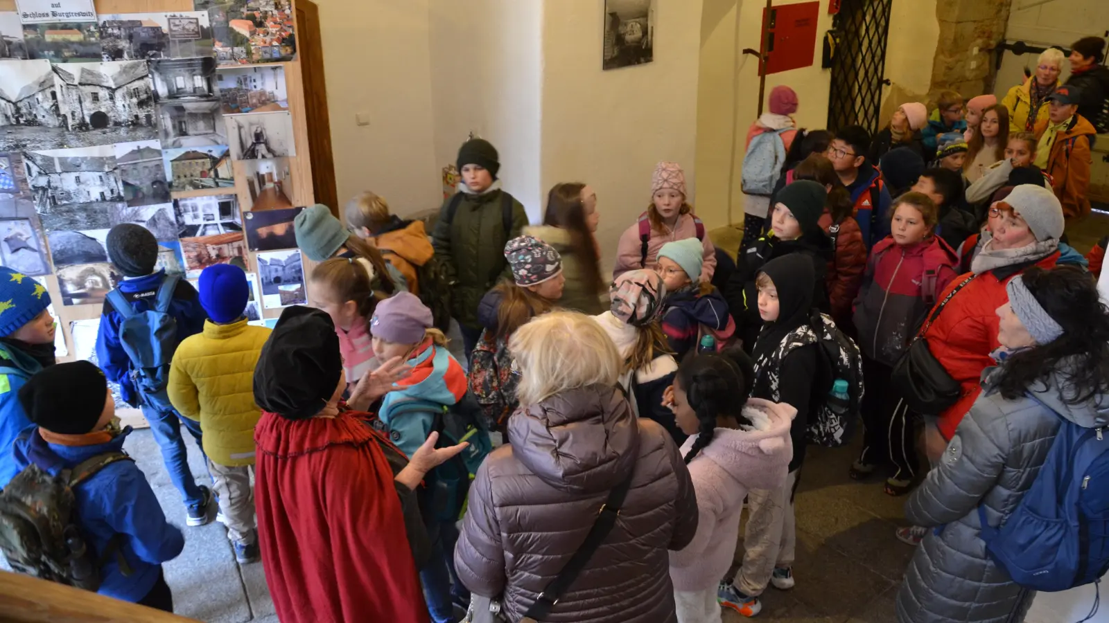 Begeistert waren die Kinder aus Bela und Moosbach über die Schlossführung mit Helene Rolle in Burgtreswitz (Bild: Peter Garreiss)