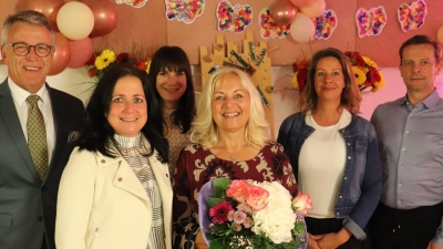 Silvia Markowski (mit Blumenstrauß) bei ihrer offiziellen Verabschiedung mit Bürgermeister Franz Stahl, der neuen Kinderhaus-Leiterin Maria Üblacker, ihren Stellvertreterinnen Anja Hecht und Christina Sladky sowie Markus Bergauer, Leiter Hauptverwaltung (von rechts). (Bild: Stadt Tirschenreuth/exb)