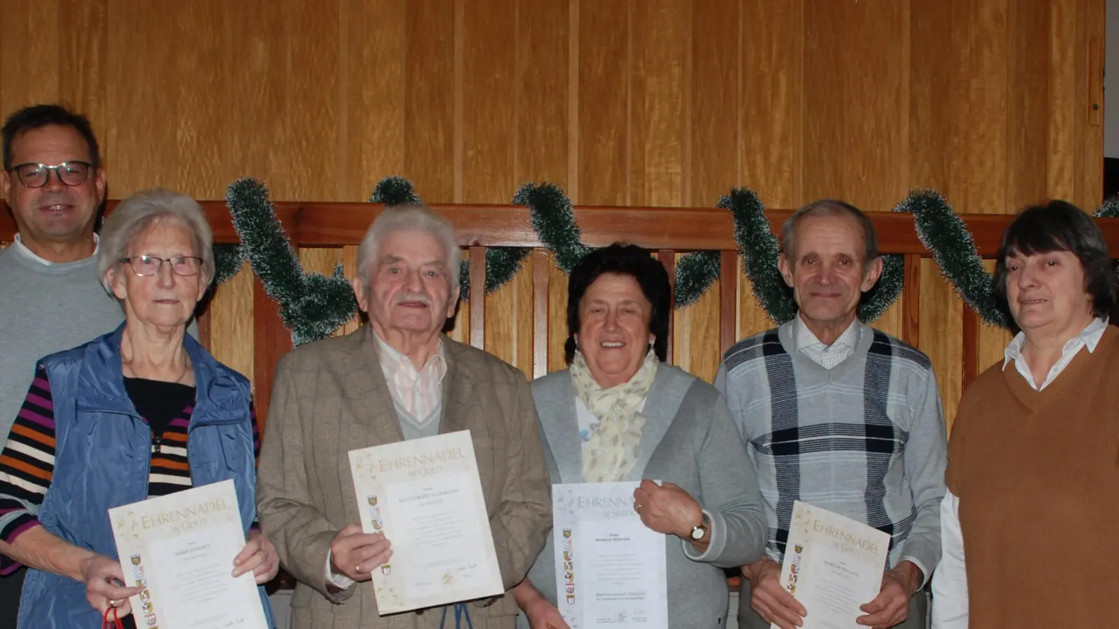 In der Jahreshauptversammlung durfte die Ehrung langjähriger Mitglieder nicht fehlen: (von links) Kreisgartengartenfachberater Harald Schlöger, Anni Findeis (40 Jahre), Gottfried Hofmann (40 Jahre), Barbara Schultes (25 Jahre), Martin Prechtl (40 Jahre) sowie Vorsitzende Elisabeth Reger. (Bild: cvl)