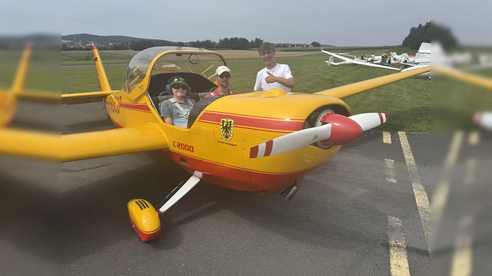 Der 13 jährige Lukas Schmidt aus Krummennaab und sein Pilot Tobias Hör aus Erbendorf, sowie der mit 18 Jahren aktuell jüngste Pilot Felix Klemmvor dem Start..<br> (Bild: Gerhard Dörling)