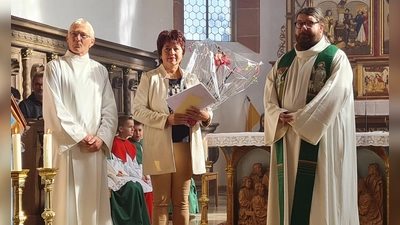 Pastoralreferent Alfred Kick und Pfarrer Pater Johannes Ernstberger bedanken sich mit Geschenken bei Angelika Trummer  (Bild: Kathrin Knechtel-Legath )