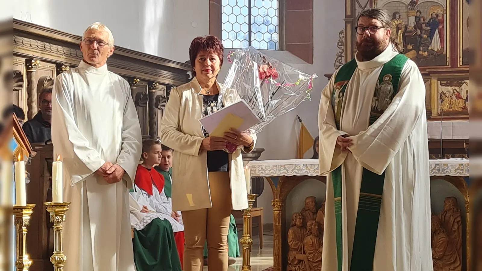 Pastoralreferent Alfred Kick und Pfarrer Pater Johannes Ernstberger bedanken sich mit Geschenken bei Angelika Trummer  (Bild: Kathrin Knechtel-Legath )