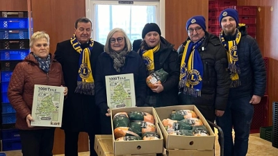 Von links nach rechts: Leiterin der Mitterteicher Tafel Anni Riedl, Clubmaster und Kopf des OrgaTeams Franz Göhl, 1. Vorsitzende des Tafel Mitterteich e.V. Nicole Fürst, Clubpräsidentin Silvia Wenzl, Clubsekretär Hans Jokiel, Vizepräsident Sebastian Jokiel. Lionsfreund und Mitorganisator des Weihnachtsmarkts Dominik Neitz-Marzinotto, steht bei diesem Foto hinter der Kamera. (Bild: Dominik Neitz-Marzinotto)