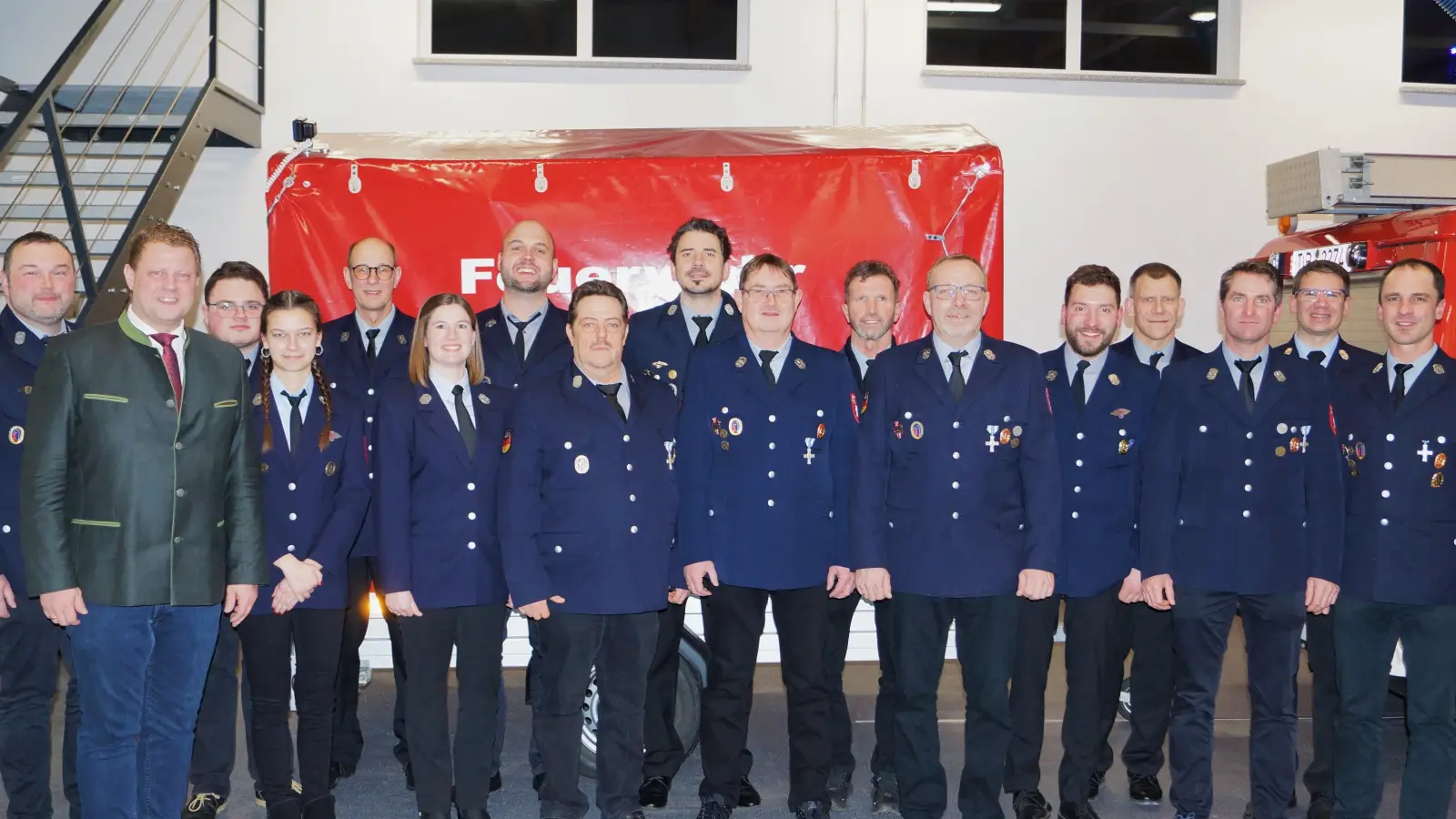 Neuwahlen standen bei der Feuerwehr Pleußen an. Im Bild das Führungsteam um Kommandant Wolfgang Haberkorn (rechts) und Vorsitzenden Markus Fischer (Sechster von rechts) zusammen mit Bürgermeister Stefan Grillmeier (Zweiter von links). (Bild: Feuerwehr Pleußen/exb)