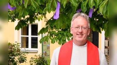 Konfirmation in Nabburg: <br>Diakon Jürgen Weich, Fiona Zahn, Cecilia Bartonek, Kevin Esch (von links).  (Bild: Margot Duschner)