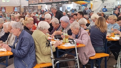 Die „Friedlandstraßler” genießen die Stärkung im Bierzelt. (Bild: Sylvia Benjamin)