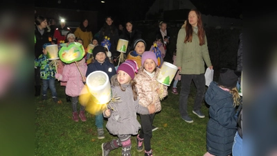 Die guten Taten des heiligen St. Martin feierten die Kinder beim Martinsfest im Kindergarten „Regenbogenland” in Altenstadt. (Bild: adj)