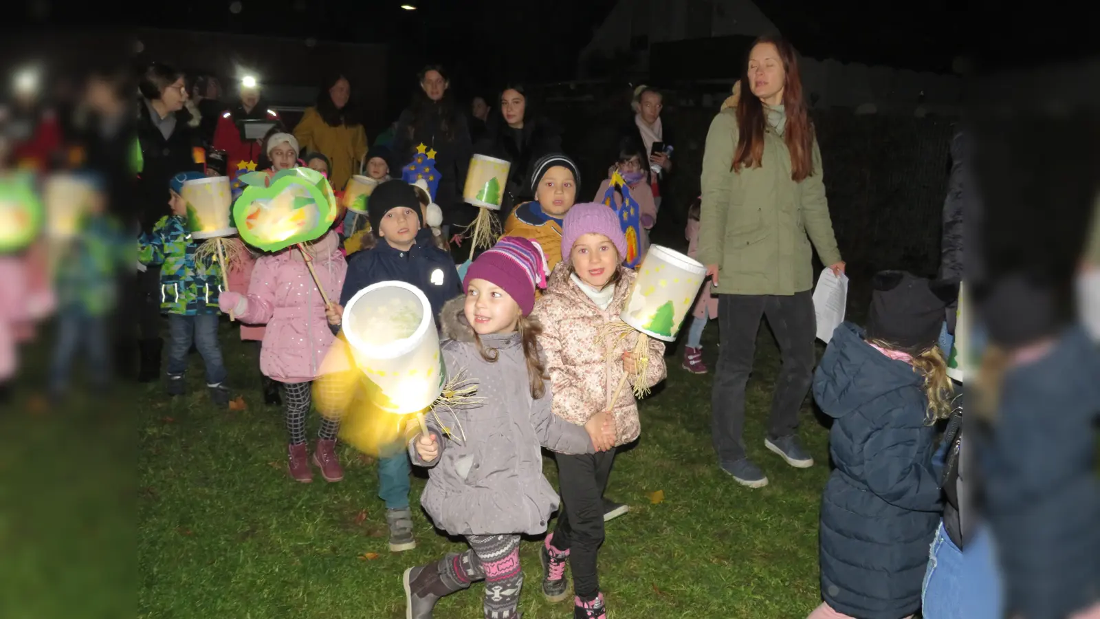 Die guten Taten des heiligen St. Martin feierten die Kinder beim Martinsfest im Kindergarten „Regenbogenland” in Altenstadt. (Bild: adj)