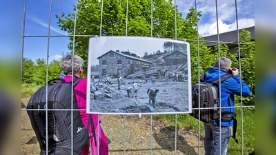 Einen eindrucksvollen Moment fing Josef Schell mit der Kamera ein: Fotografen sehen sich auf dem Gelände des ehemaligen KKZ-Steinbruchs um. Am Bauzaun hängt eine alte Aufnahme, die den Bereich vor mehr als 80 Jahren zeigt.  (Bild: Josef Schell/exb)