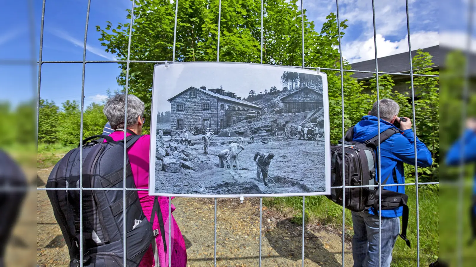 Einen eindrucksvollen Moment fing Josef Schell mit der Kamera ein: Fotografen sehen sich auf dem Gelände des ehemaligen KKZ-Steinbruchs um. Am Bauzaun hängt eine alte Aufnahme, die den Bereich vor mehr als 80 Jahren zeigt.  (Bild: Josef Schell/exb)