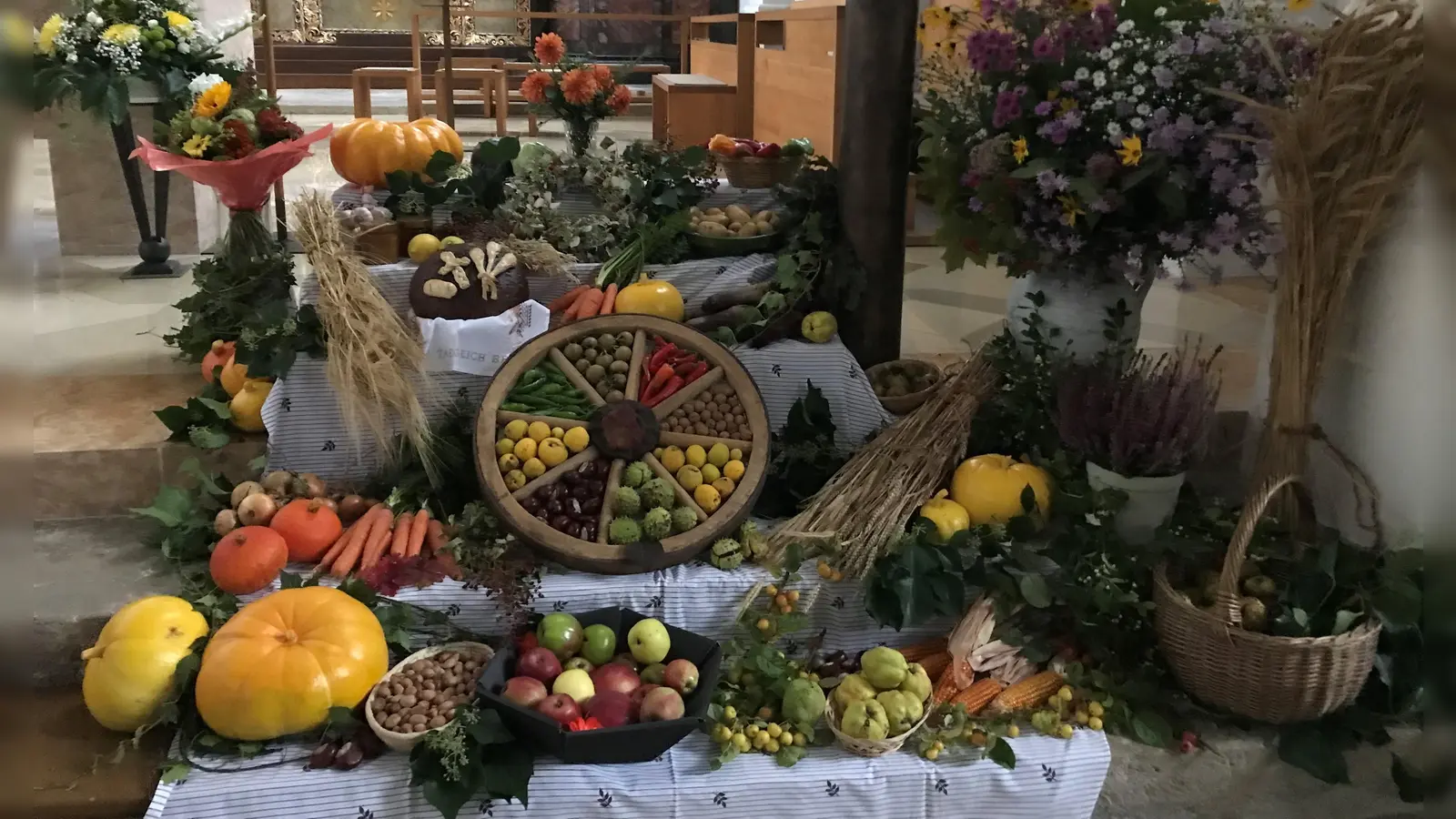 Ein gelungener Erntedankaltar in der Pfarrkirche St. Jakobus. (Bild: Marianne Moosburger)