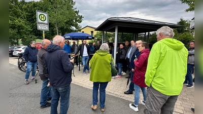 Zahlreiche Bürgerinnen und Bürger informierten sich beim CSU-Feierabendseidl in Witzlhof über aktuelle Projekte der Gemeinde. (Bild: Sarah Dehling)