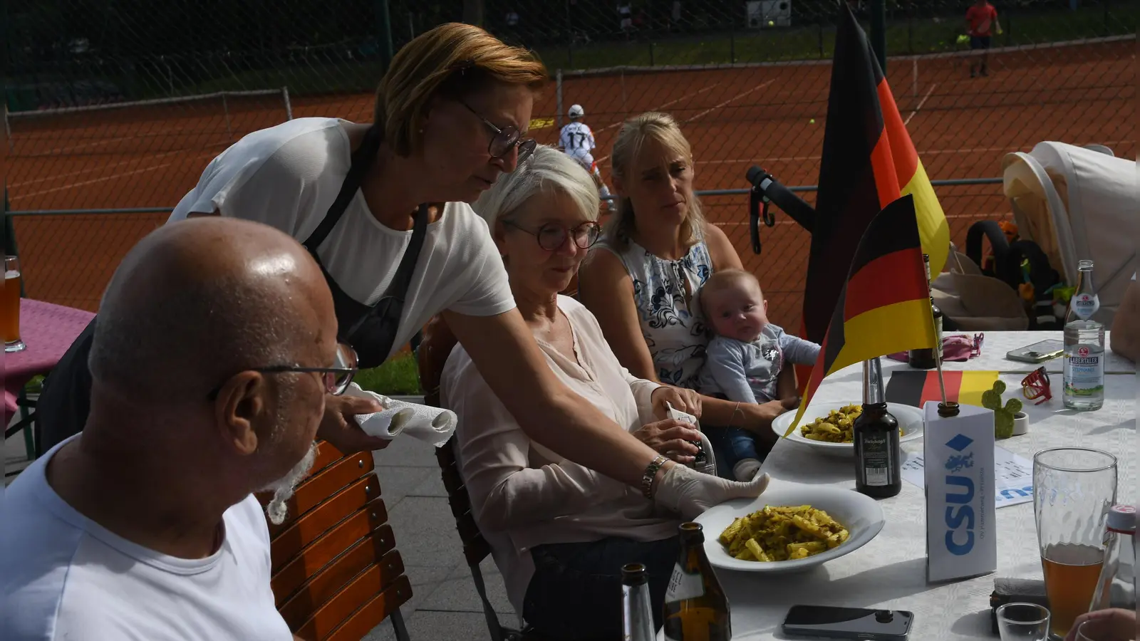 Leckere Krautnudeln gibt es am Freitagabend vom CSU Ortsverband Hammerweg auf dem Gelände des TB Weiden.  (Bild: Dagmar Nachtigall)