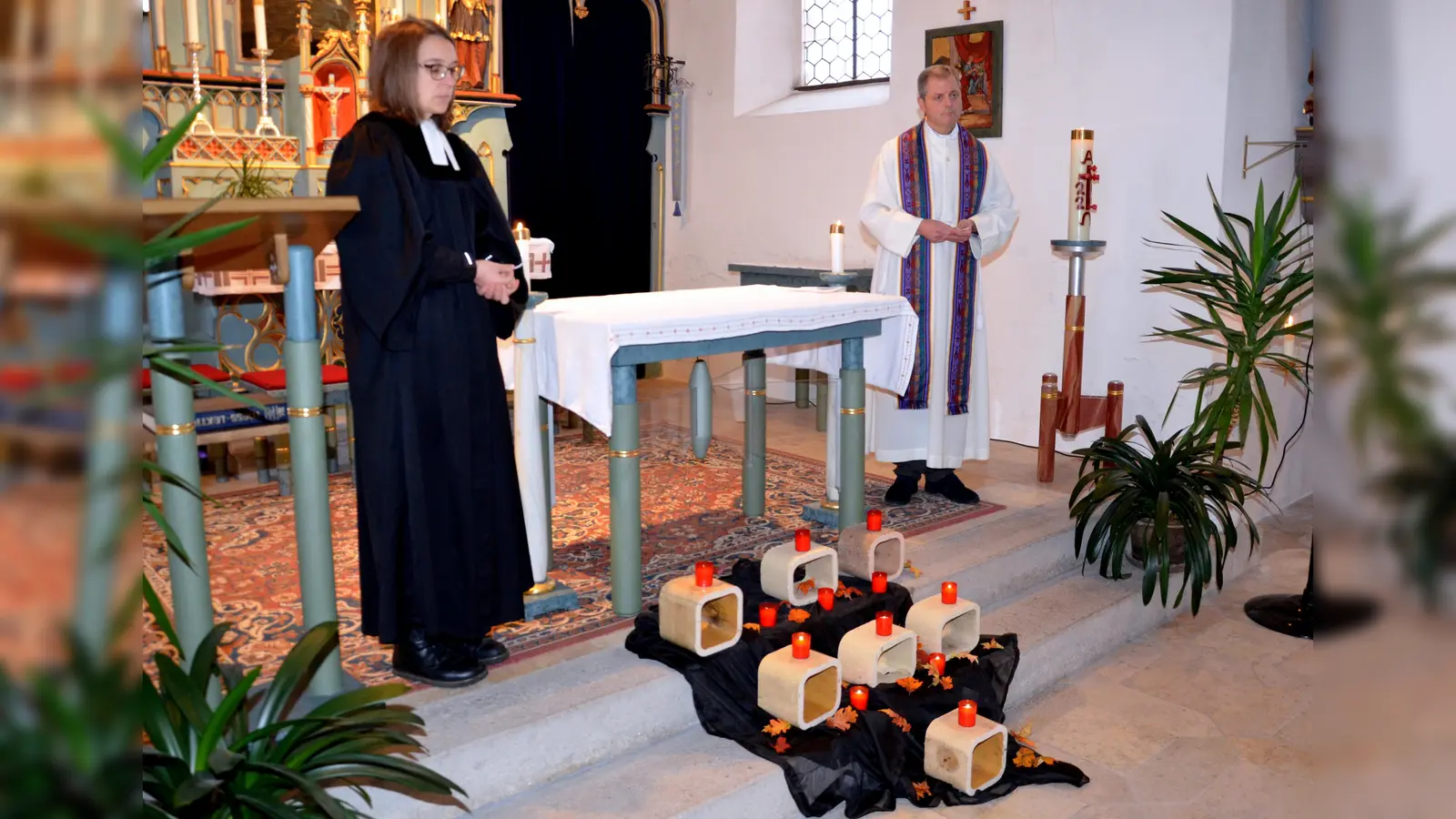 links die Pfarrerin Carmen Riebl, rechts Pater Thomas Mühlberger<br> (Bild: Siegfried Zeug)