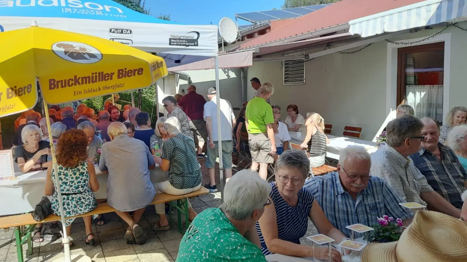 Gute Gespräche beim Begegnungsfest.  (Bild: Cordula J. Strupf-Daub )