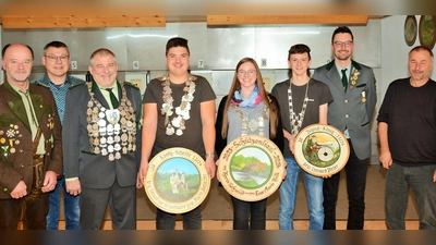 Gauschützenmeister Werner Wendl, Ritter Heinz Siegert, Schützenmeister und Gaukönig Werner Grünthaler, Bruderbundkönig Matti Hagerer, Schützenliesl Eva-Marie Kolb, Jugendkönig Leonard Pleier, Ritter Eric Pilhofer und Zweiter Bürgermeister Christian Pilhofer (von links). (Bild: ker)