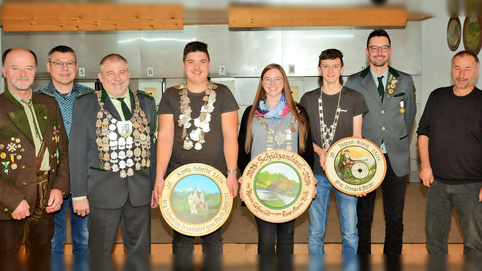 Gauschützenmeister Werner Wendl, Ritter Heinz Siegert, Schützenmeister und Gaukönig Werner Grünthaler, Bruderbundkönig Matti Hagerer, Schützenliesl Eva-Marie Kolb, Jugendkönig Leonard Pleier, Ritter Eric Pilhofer und Zweiter Bürgermeister Christian Pilhofer (von links). (Bild: ker)