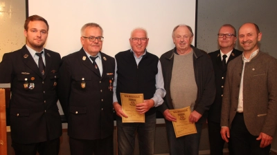 Den beiden Jubilaren Karl Preußl (4.v.l.) und Leonhard Holler (3.v.l.) gratulierten Andreas Donhauser und Vorsitzender Günter Schindler (v. l.) sowie KBR Christof Strobl und Bürgermeister Hans Ram. (Bild: Hans Babl)