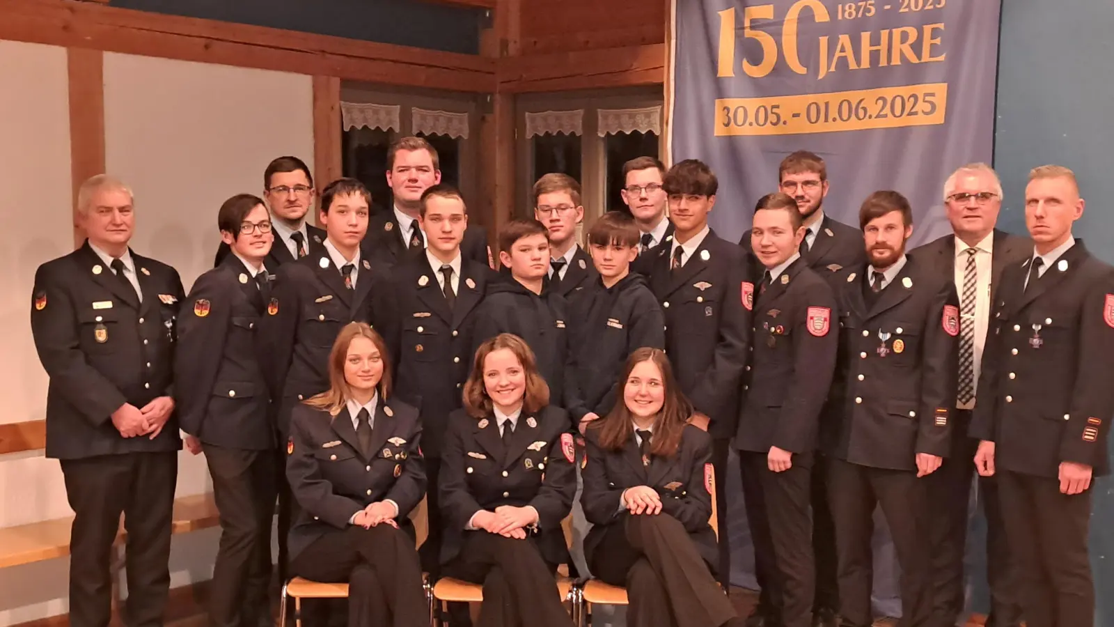 Die Weiherner Jugendfeuerwehr ist bestens ausgebildet worden, dafür gab es auch die entsprechenden Abzeichen. Dazu gratulierten besonders Bürgermeister Rchard Tischler, Kreisbrandmeister Günther Ponnath und die Führungsspitze der FF Weihern. (Bild: Hans Schlosser)