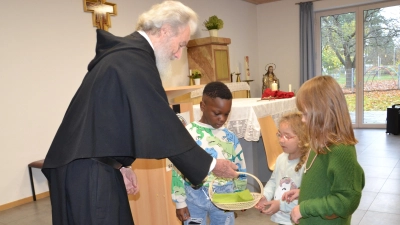 Die gesammelten Spenden von den Kindern und Eltern überreichten die drei Kinder im Körbchen an Pater Ferdinand für die Kinder in Ndendule/Kongo. Der Missionar bedankte sich recht herzlich im Namen der Kinder. (Bild: gi)