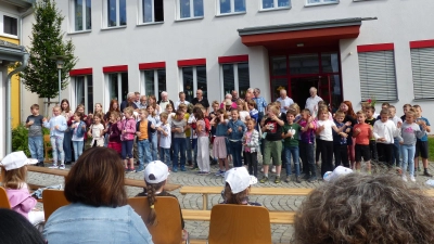 Die Schüler der Grundschule Leuchtenberg ernten für ihren Gesang im Hof der Schule, Applaus. (Bild: sl)