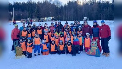 35 Mädchen und Jungen absolvierten am Fahrenberg den Kinderskikurs des Ski--Clubs Tirschenreuth. (Bild: Skiclub Tirschenreuth/exb)