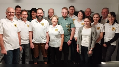 Die sportlichen Erfolge des VPC Thanstein würdigte Bürgermeister Walter Schauer (hinten 4. v. re) bei einer Feierstunde im Bürgerhaus. (Bild: Ludwig Dirscherl)