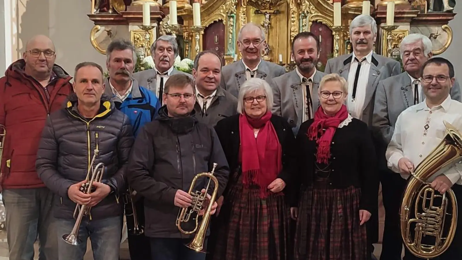 Der Posaunenchor aus Speichersdorf (links), der Männergesang aus Kastl (hinten) und die Kemnather Sängerinnen (vorne rechts) luden zu einem Adventssingen nach Burkhardsreuth ein.  (Bild: Linde Wick/exb)