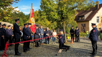 Auf Knien bitten die Führungskräfte der Feuerwehr Etsdorf Dominik Baumer und Julia Viehauser um die Übernahme der Patenschaft zu ihrem 150-jährigen Gründungsfest.  (Bild: Hermann Koch )