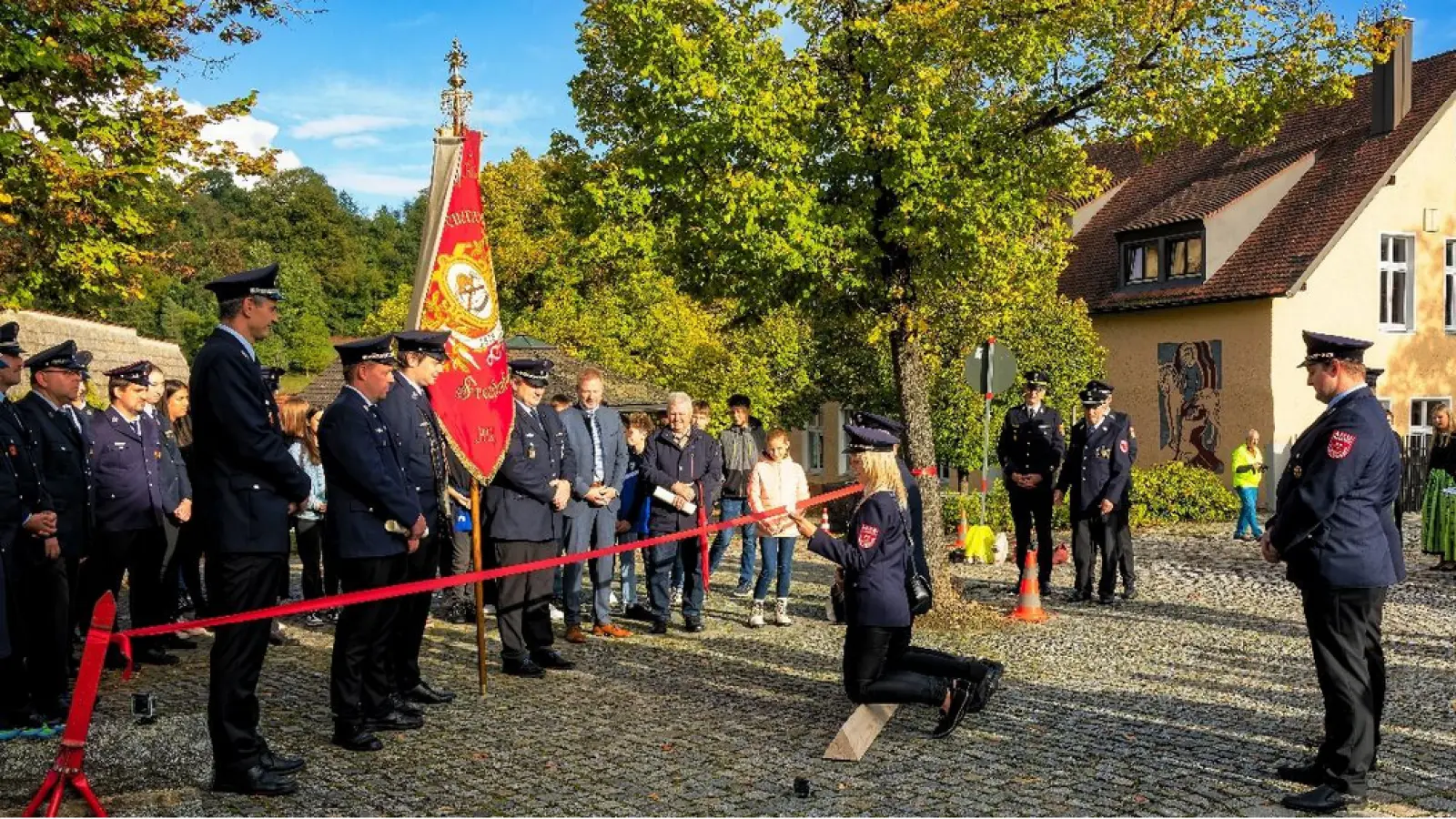 Auf Knien bitten die Führungskräfte der Feuerwehr Etsdorf Dominik Baumer und Julia Viehauser um die Übernahme der Patenschaft zu ihrem 150-jährigen Gründungsfest.  (Bild: Hermann Koch )