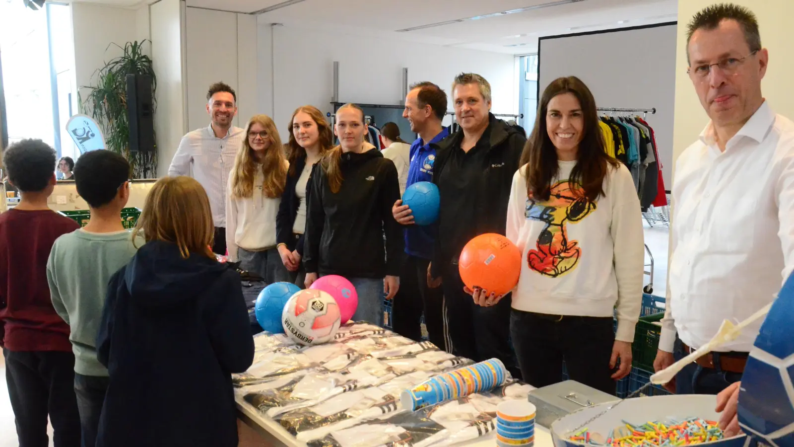 Der Vorstandsvorsitzende der Stiftung „Stars4Kids”, Martin Schäfer (rechts), gastierte am Donnerstag mit seiner Tombola aus von Bundesligaclubs und Profifußballern gespendeten Sportartikeln im Kepler-Gymnasium. Der Reinerlös kam der Arche zugute. (Bild: Helmut Kunz)