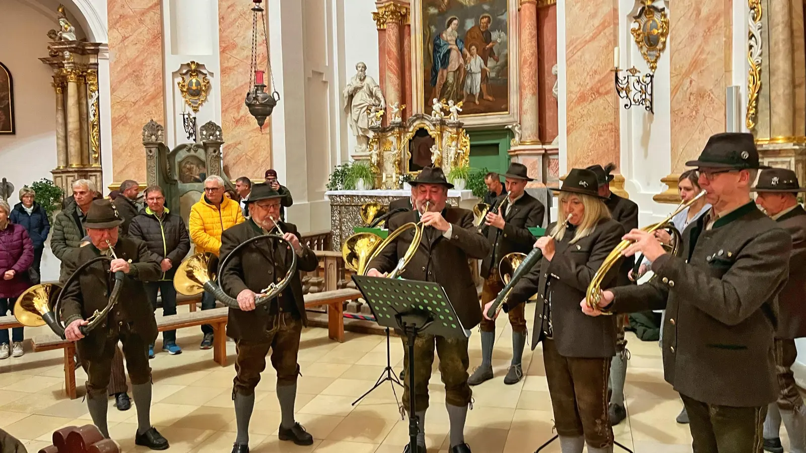 Die Waldsassener Jagdhornbläser unter der Leitung von Hornmeister Bernhard Stier, vorne rechts (Bild: Ferdinand Sperber/exb)