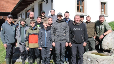 Die erfolgreichen Angler beim Fischerheim in Stockarn. Alexander Maurer, Cup-Gewinner Patrick Rausch, Jakob Butz und Luis Kienberger (vorne von rechts). Vorstand Reinhard Wallitschek (links) gratulierte.  (Bild: Ludwig Dirscherl)