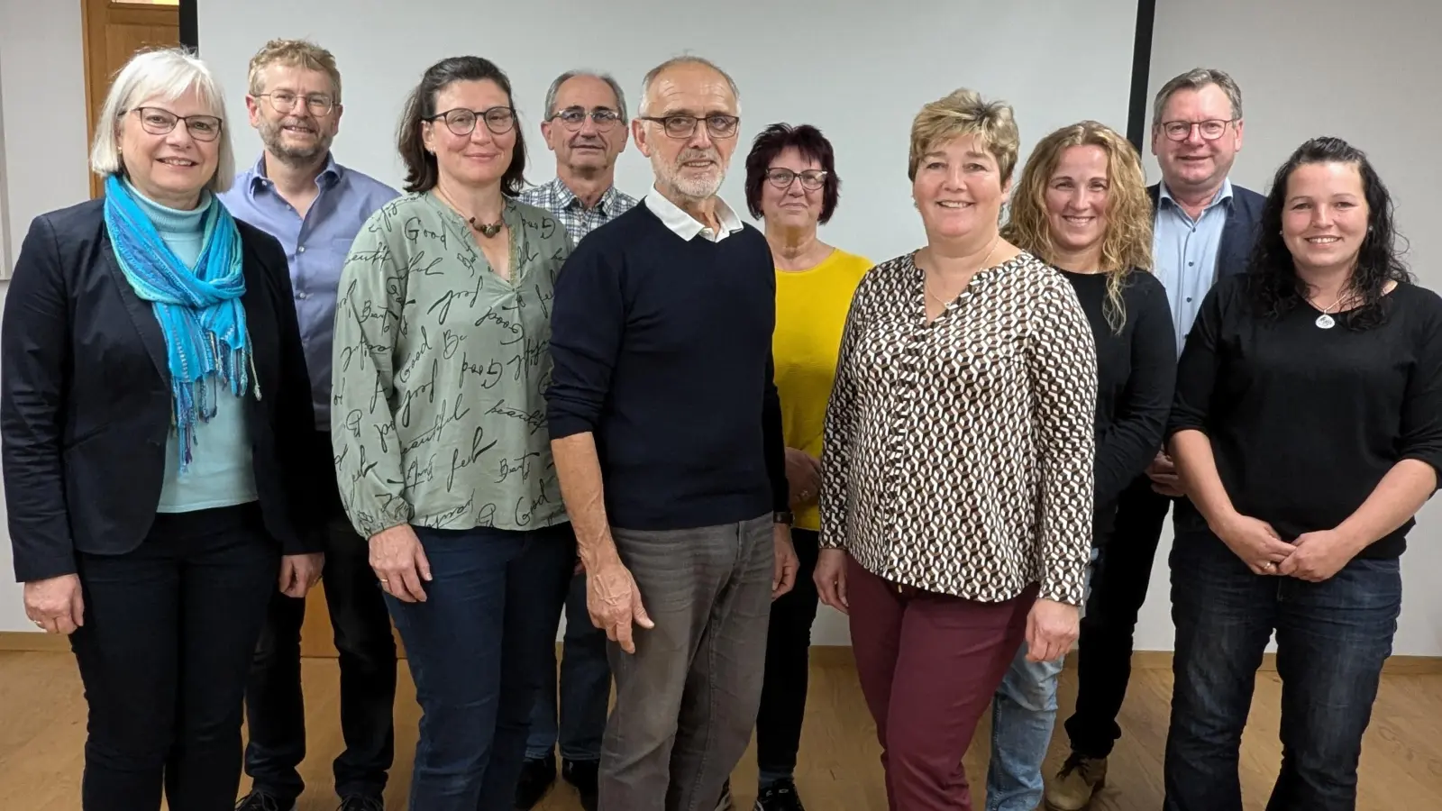 vordere Reihe von links: Rektorin Ortud Sperl, 2. Vorsitzende Michaela Gleißner, Beisitzer Joseph Salomon, 1. Vorsitzende Doris Prey, Beisitzerin Maria Salomon ; hintere Reihe von links: Kassier Edmund Spichtinger, Beisitzer Werner Schäffer, Schriftführerin Claudia Böhm, Beisitzerin Karina Straller, Bürgermeister Martin Prey  (Bild: Rita Salomon)