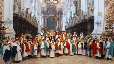 Am Dreikönigstag feierten die 51 Sternsinger/-innen der Pfarrei die Dankmesse in der Basilika zum Abschluss der Aktion 2025 (Bild: Monika Mittereder)