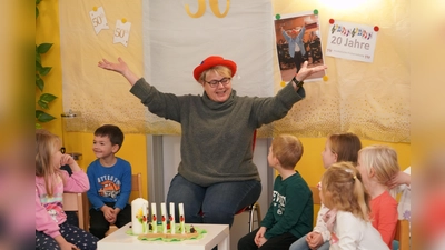 Seit 20 Jahren unterrichtet die Waidhauserin Kornelia Kraus im Waldthurner Kindergarten das Fach „Musikalische Früherziehung”. Die Waldthurner Mädchen und Buben feiern das Jubiläum und gleichzeitig gratulieren sie ihrer Musiklehrerin zum Geburtstag. (Bild: fvo)