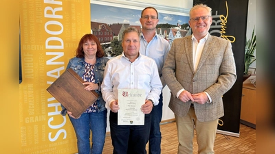 Sabine Brunner (Personalratsmitglied), Paul Bäßler, Stefan Trettenbach (Werkleiter Städtische Wasser- und Fernwärmeversorgung), Andreas Feller <br>(Oberbürgermeister Stadt Schwandorf)-von links.  (Bild: Theresa Kiener)